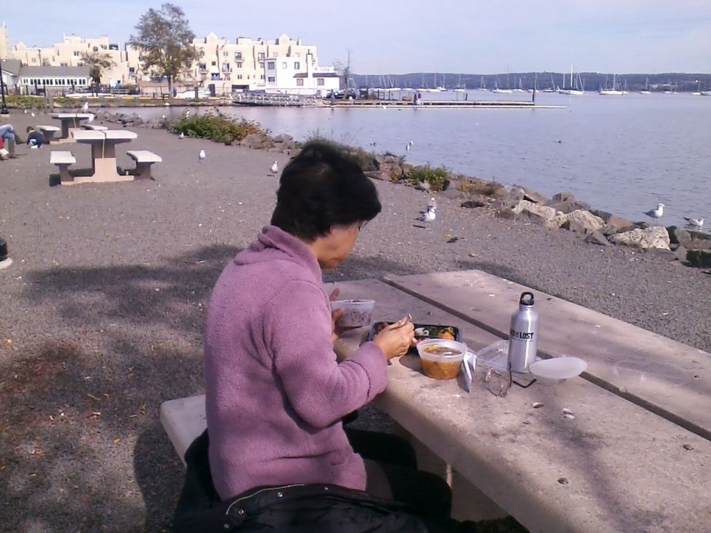 1017121309b.jpg : Oct 17, 2012 Lunch at Nyack pier