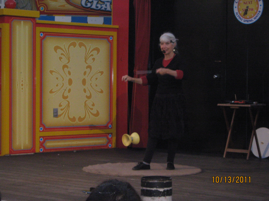 Photo Editor_Pier 39 111013r the show 58 yr old woman.JPG : (4) Fisherman's Wharf and Pier 39