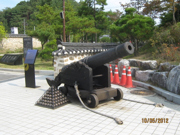 IMG_2766 (600x450).jpg : Oct 6, 2012 Tour to Dukco, Korea for Dasan Museum and Silhak Museum