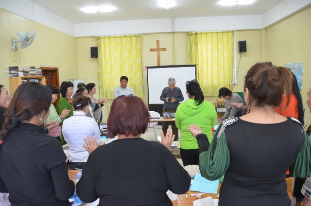 DSC_0062 (640x424).jpg : Mongol Mission Trip - 3rd Day of Seminar (Sept 12, 2012)