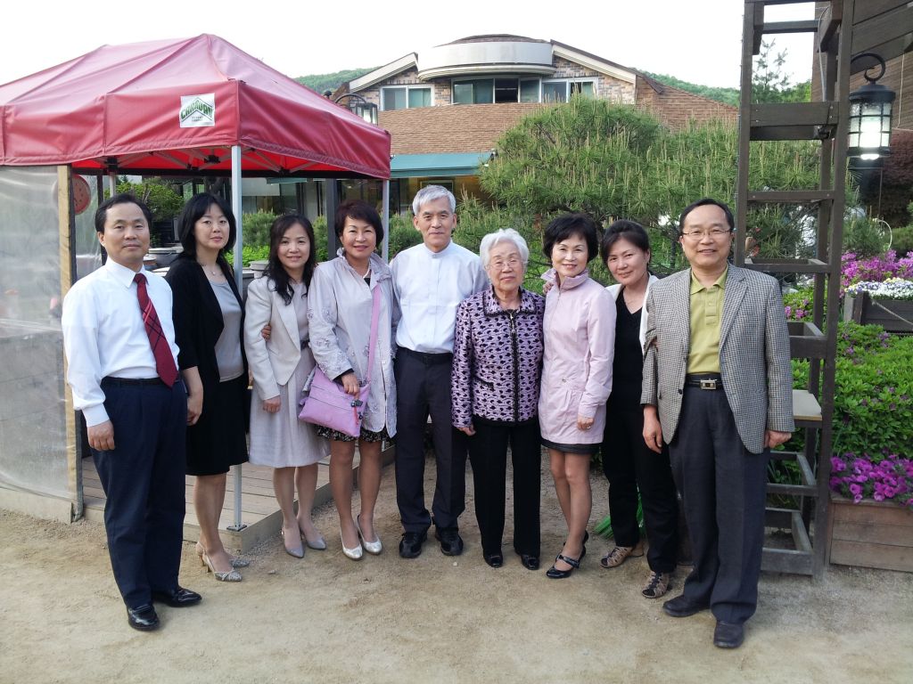 20120506_182313.jpg : May 5, 2012 with Rev Hanqyu Lee's family