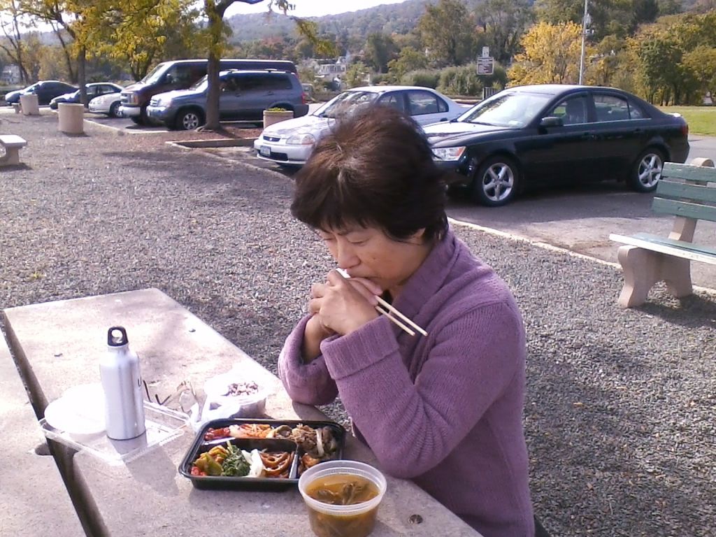 1017121309a.jpg : Oct 17, 2012 Lunch at Nyack pier