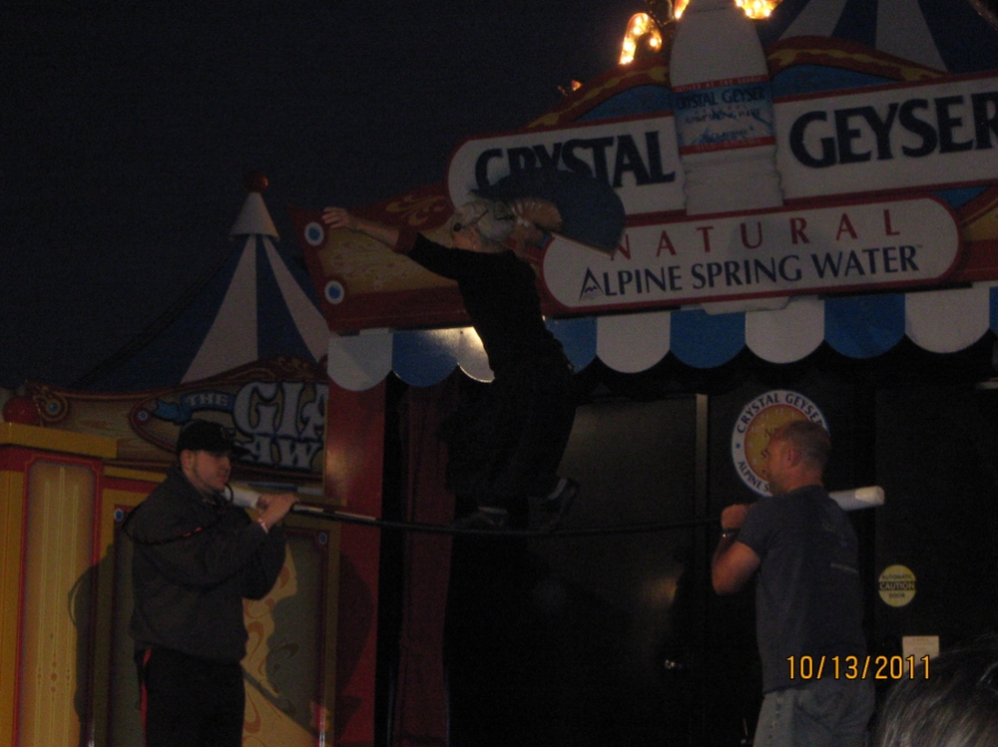 Photo Editor_Pier 39 111013u the show 58 yr old woman.JPG : (4) Fisherman's Wharf and Pier 39