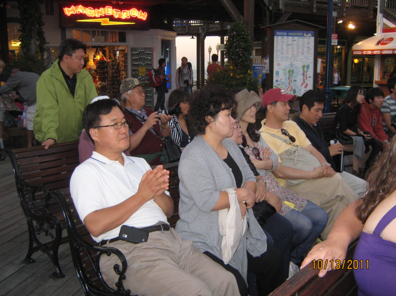 Photo Editor_Pier 39 111013n Waching the show.JPG : (4) Fisherman's Wharf and Pier 39