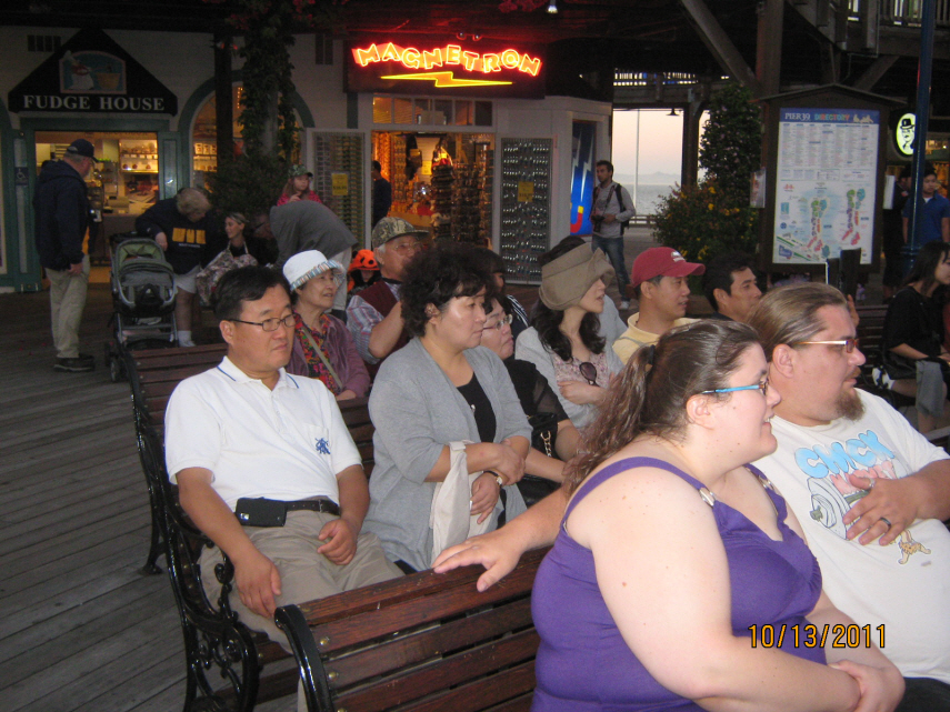 Photo Editor_Pier 39 111013p Waching the show.JPG : (4) Fisherman's Wharf and Pier 39
